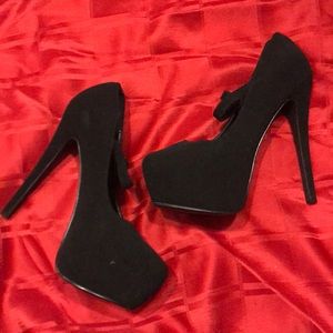 Black pumps, never worn